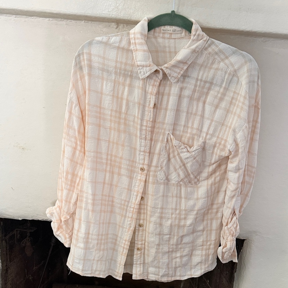 BE COOL Women's Button Down Shirt - Cream Plaid